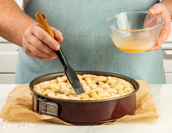 Слегка взбейте яйцо, смажьте им тесто и отправьте форму в разогретую до 180°С духовку на 20 минут.
