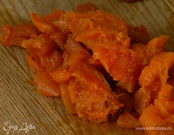 Курагу замочить в кипятке, затем, слив воду, промокнуть бумажным полотенцем и нарезать небольшими кусочками.