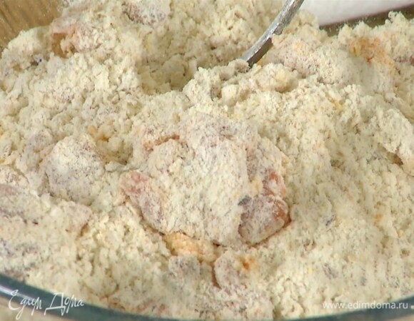 Муку соединить с хлопьями, разрыхлителем и солью, добавить миндаль, кокосовую стружку, сахар и курагу, все перемешать.