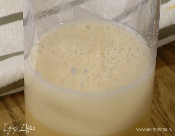 Яйцо с растительным маслом взбить блендером с насадкой-венчиком, затем, продолжая взбивать, влить яблочный сок и экстракт ванили.