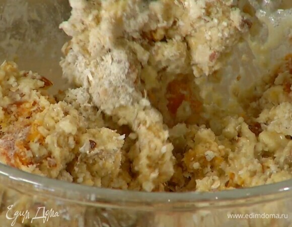 К сухим ингредиентам влить жидкие и вымешать тесто.