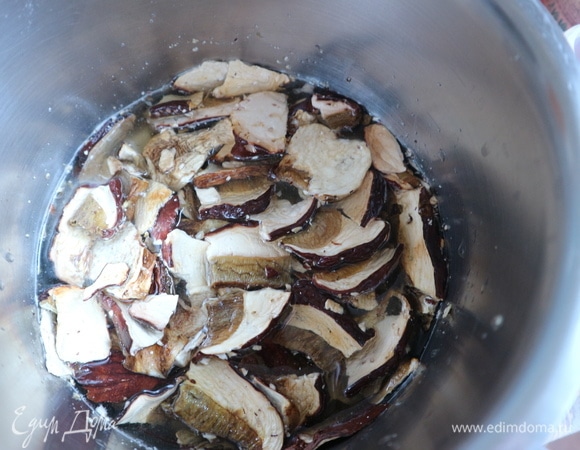 Сушеные грибы положить в кастрюлю с небольшим количеством теплой воды, вода должна прикрывать грибы, дать постоять минут 20–30.