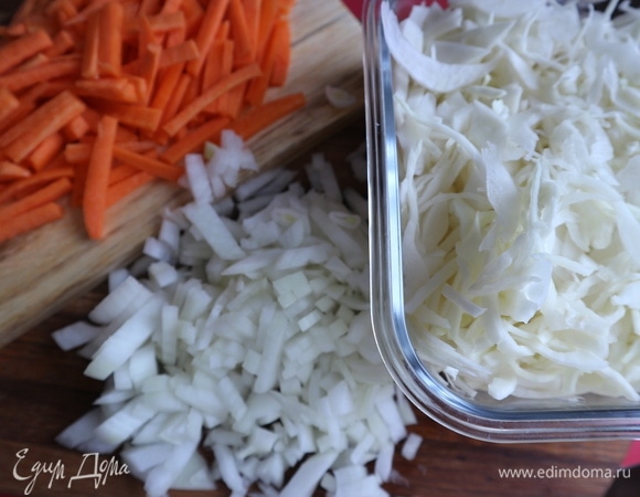 Нарезать капусту, мелко нарезать репчатый лук и морковь (хорошо, если добавить репу и корень петрушки).