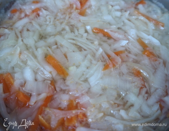 Овощи (репчатый лук, морковь, капусту) залить горячей водой (примерно 7 стаканов), посолить (1 столовая ложка соли). Варить до мягкости.