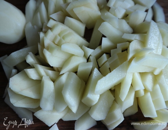 Картофель почистить, нарезать. К отваренным овощам добавить грибной отвар, грибы, а также поджаренную с маслом муку и нарезанный картофель. Для добавления в щи поджаренной муки ее надо развести небольшим количеством чуть остывшей жидкости из щей, перемешать. Варить щи до готовности картофеля.