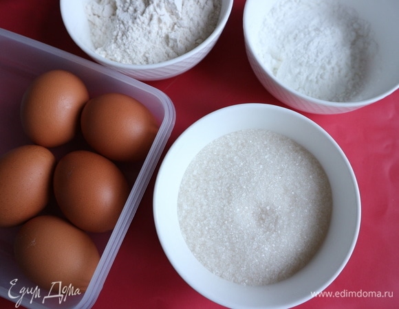 Тесто для бисквита. Приготовьте все необходимое. Яйца достать минут за 20 до приготовления. На количество яиц не ориентируйтесь, только на вес. Пшеничную муку смешать с кукурузным крахмалом. Духовку разогреть до 180°C. Дно формы покрыть пекарской бумагой. Борта не покрывать, не смазывать.
