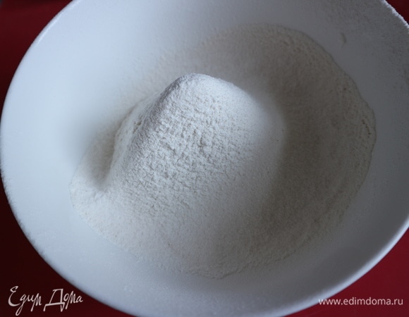 Просеять муку с крахмалом через мелкое сито.
