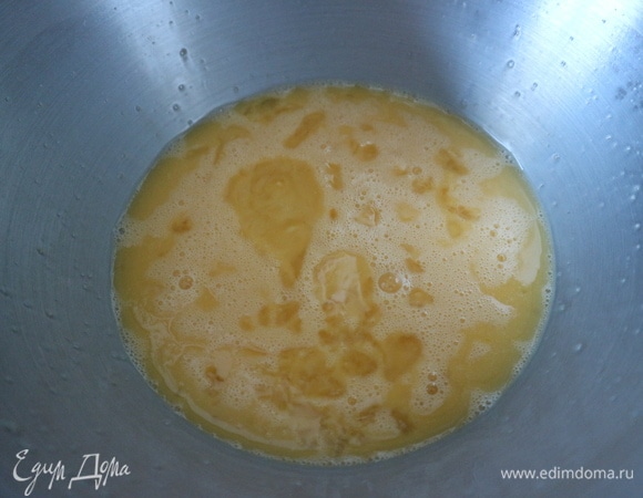 Начать взбивать яйца в комбайне (или миксером).