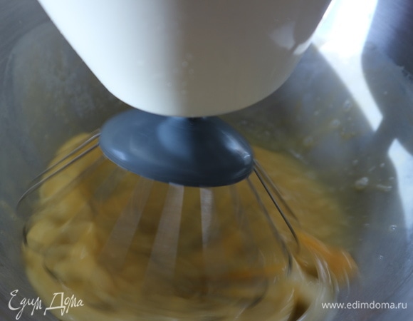 Яйца с 1/3 частью сахарного песка взбить на средней скорости комбайна 2–3 минуты.