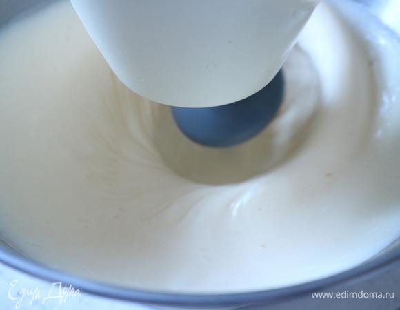 Добавить еще 1/3 часть сахарного песка, увеличить скорость, еще взбивать несколько минут, добавить ванильный сахар.