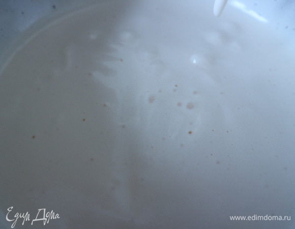 Добавить оставшийся сахар, взбивать минут 8–10, до посветления массы и увеличения ее объема в несколько раз. Если вы проведете пальцем по поверхности взбитой яичной массы, бороздка от пальца смыкается не сразу, а через несколько секунд.