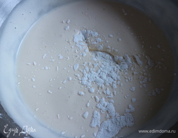 Добавить муку с крахмалом в несколько приемов.