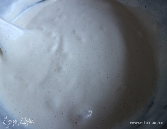 Аккуратно перемешать вручную лопаточкой до однородной консистенции. Долго не перемешивать, масса должна сохранить воздушность. Сразу переложить в форму, тесто не должно стоять перед выпечкой, иначе оно опадет. Отправить форму в духовку (на среднюю полку). Минут 30–35 дверцу духовки категорически не открывать.