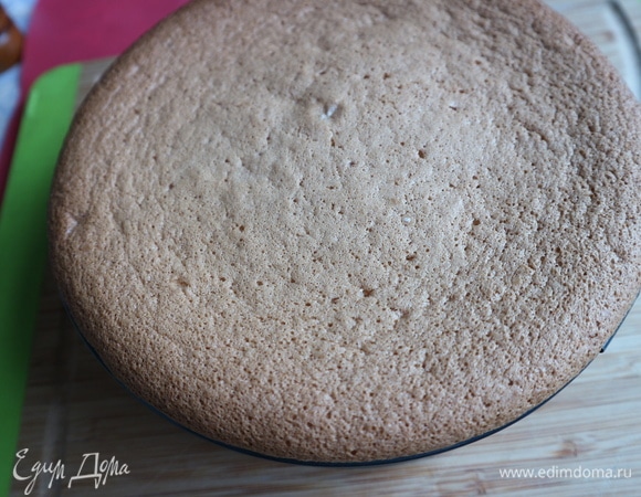 У меня для выпечки потребовалось 40 минут. Готовность надо проверить зубочисткой. Если после того, как вы проткнули бисквит, она будет сухая — бисквит готов. После выпечки форму сразу не снимать. Закрепить бисквит в форме в перевернутом виде над свободным пространством. Это делается для того, чтобы он не осел. Держать так бисквит, пока он не остынет. Отделить бисквит от формы, для чего нужно острым ножом провести по внутренним бортам формы, снять бумагу для выпечки. Полностью остывший бисквит завернуть в пленку и убрать в холодильник на 6–12 часов. Я под бисквит в холодильник подкладываю деревянную дощечку. Если у вас дно бисквита чересчур зарумянилось, бывает и такое, не расстраивайтесь. Можно взять мелкую терку и пройтись ею по дну бисквита.