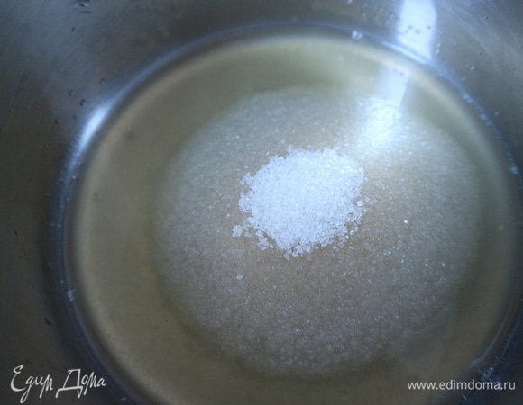 Пропитка. Прогреть в сотейнике воду с соком лимона, добавив сахарный песок и коньяк. Прогревать до полного растворения сахара. Дать остыть до комнатной температуры. Попробуйте на вкус, пропитка для бисквита будет достаточно яркой, чуть кисловатой, так и должно быть. Она распределится на три коржа, вкус уравновесится, и бисквит получится сочный и ароматный, но не излишне.