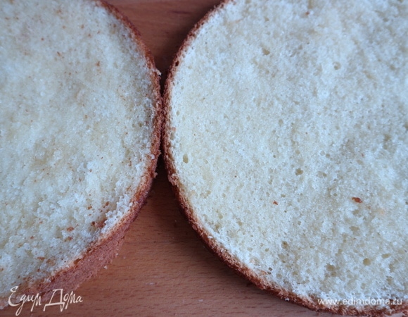 Смочить с помощью ложки коржи остывшей пропиткой.