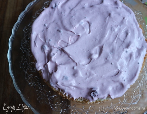 Смазать черносмородиновым кремом коржи (кроме верхнего).