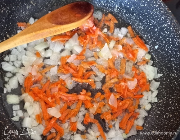 Пассеровать нарезанный кубиками лук и тертую морковь на масле.