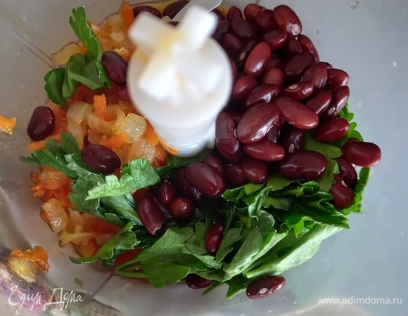 Соединить в измельчителе листья петрушки, лук с морковью и фасоль.Соль добавить по вкусу. Измельчить.