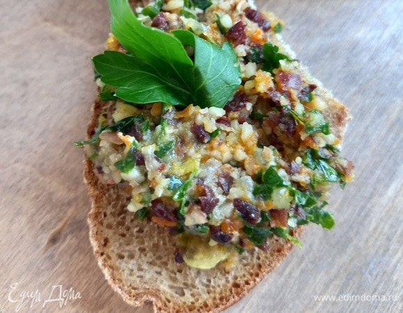 Подавать на завтрак или как закуску, намазав на любимый хлеб. Приятного аппетита!