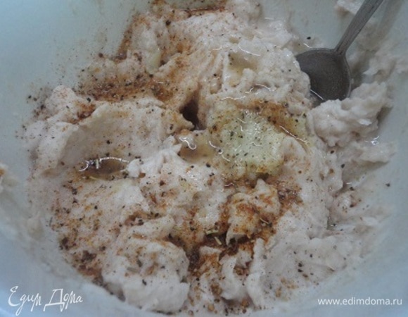 С фасоли слейте жидкость (ее можно использовать для приготовления супов и соусов). Удалите лук, морковь и лавровый лист. Фасоль пюрируйте. Кунжут смолоть в кофемолке, чеснок растереть в ступке с солью и все это добавить к фасоли. Сюда же добавить сок лимона, масло, свежемолотый черный перец, при необходимости соль. Перемешать.