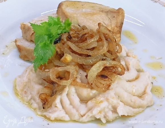 2 оставшиеся луковицы очистить, нарезать кольцами. Обжарить их в хорошо разогретом растительном масле. Подавать пюре с колечками жареного лука.