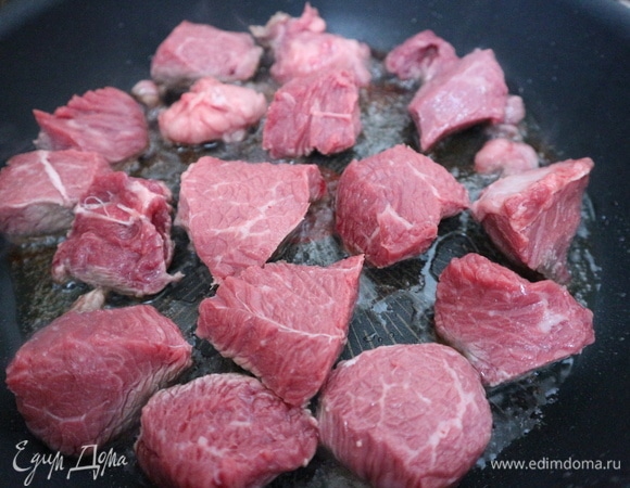 Разогреть две сковороды с оливковым и сливочным маслом (мясо должно на них лежать свободно, чтобы оно обжаривалось, а не тушилось). Положить на сковороды мясо, обжарить на сильном огне с двух сторон.