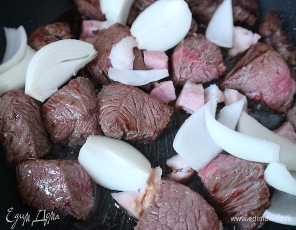 Добавить лук, бекон, обжарить слегка.