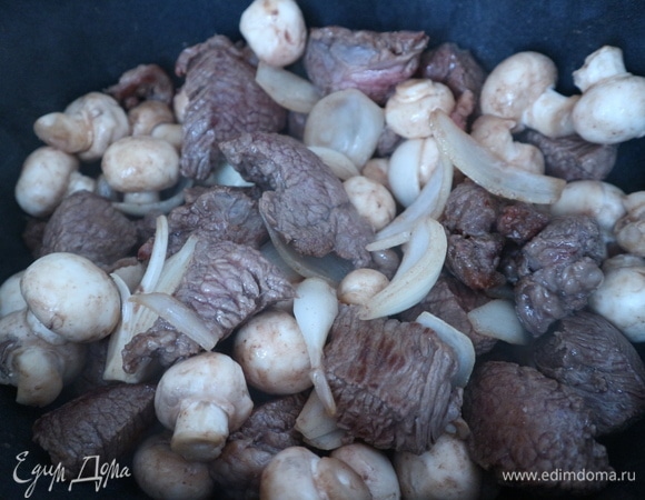 Добавить грибы, обжарить недолго, добавить тимьян, перец, соль, сахар, перемешать.