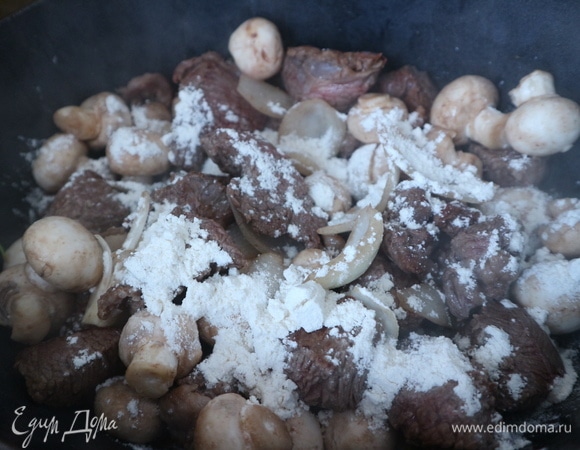 Добавить муку, перемешать.