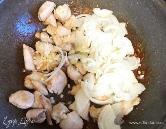 Репчатый лук режем полукольцами, чеснок мелко рубим и отправляем все к курице. Обжариваем минуты 3, пока лук не станет прозрачным или до легкой золотинки. Добавляем карри и прогреваем пару минут, чтобы раскрыть аромат специй. Солим и перчим по вкусу. Добавляем муку, все перемешиваем.