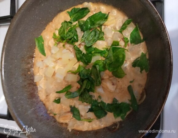 Добавляем сливки. У меня 20%, можно взять 10%. Добавляем нарезанные кубиком ананасы. Базилик рвем руками и тоже отправляем к курице. Перемешиваем, накрываем крышкой и тушим на медленном огне 15 минут.