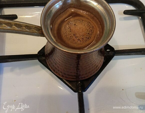 Сначала варим кофе. В турку засыпаем кофе, имбирь и корицу. Вливаем чуть-чуть воды и перемешиваем. Потом доливаем воду и ставим на минимальный огонь на самую маленькую конфорку. Я обычно добавляю довольно горячую воду, мне так больше нравится кофе, но можно и холодную. Как только пенка начинает подниматься, снимаем с огня. Кофе не должен закипеть. Даем остыть.