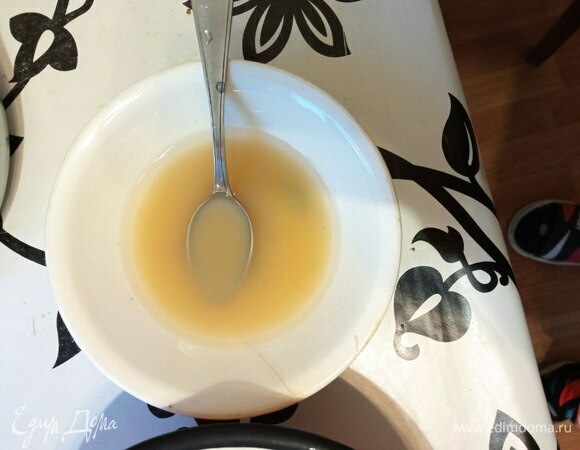 Разводим агар-агар в воде и тщательно размешиваем.