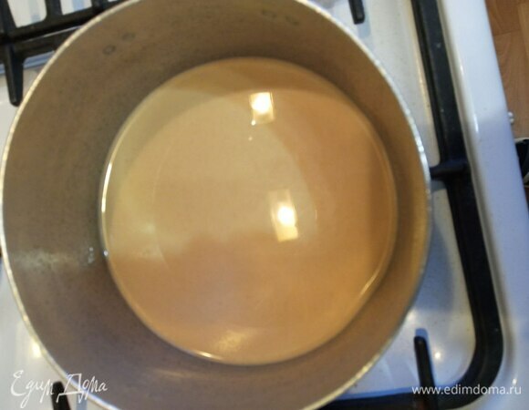 Молоко наливаем в сотейник, добавляем кофе. Его нужно процедить через сито. Добавляем разведенный агар-агар, все хорошо размешиваем венчиком и ставим на плиту. Доводим почти до кипения. Снимаем с плиты и добавляем сахар. Все хорошо перемешиваем до растворения сахара.