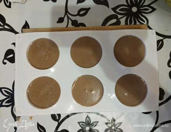 Разливаем в силиконовую форму. У меня 6 выемок в форме. Смеси осталось еще на одну пиалку размером почти в 2 шарика. Так что вполне хватит на форму из 8 выемок. Ставим в холодильник на 2 часа.