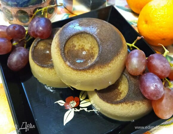 Вынимаем десерт из холодильника. Аккуратно достаем из формы. И подаем к столу. Можно украсить фруктами или взбитыми сливками. Если хотите ровный цвет без коричневой верхушки, сливайте кофе не до конца, чтобы вся гуща осталась в турке. Приятного аппетита!