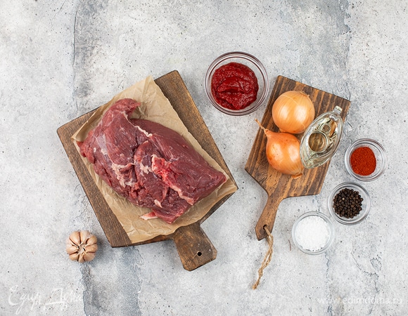 Для приготовления гуляша потребуются такие ингредиенты.