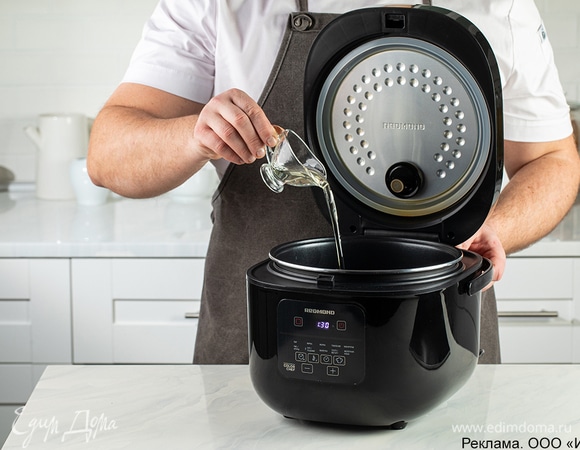 В чашу мультиварки REDMOND MC100 влейте растительное масло.