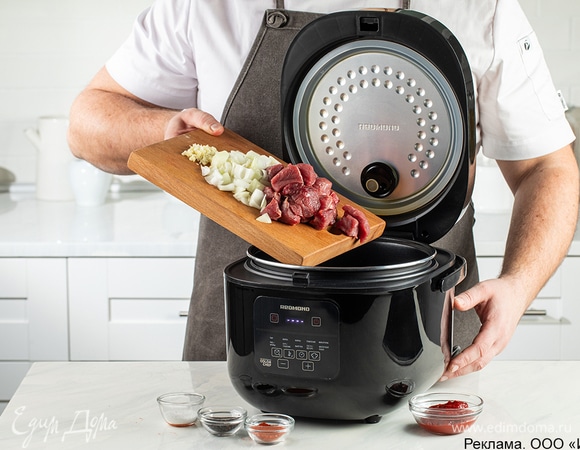 Добавьте в чашу мясо, лук, чеснок, воду, томатную пасту и приправы. Перемешайте.