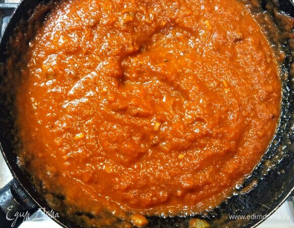 Пока варится бульон, готовим заправку. Достаточно мелко режем лук. На медленном огне обжариваем его на растительном масле минут 10. Помидоры измельчаем в блендере. Когда не сезон, можно использовать томаты в собственном соку. К луку добавляем томатную пасту. Тушим вместе минут 5. Добавляем аджику и специи. Обжариваем 2–3 минуты, непрерывно помешивая. Добавляем помидоры, солим и обжариваем еще пару минут.