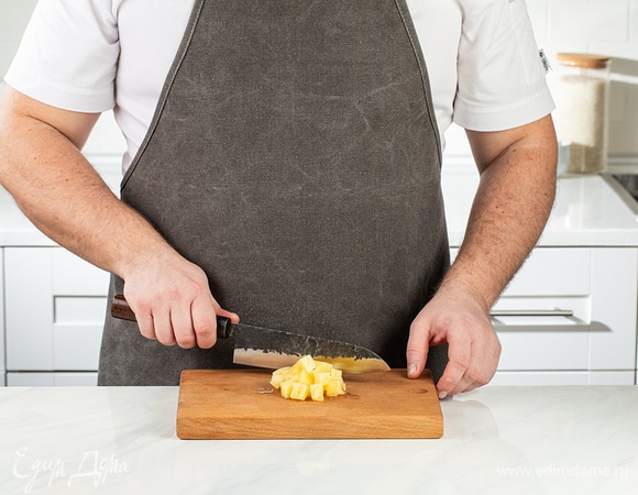 Нарежьте кольцо ананаса на кубики.