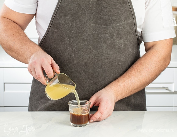 Смешайте кофе с ананасовым соком.