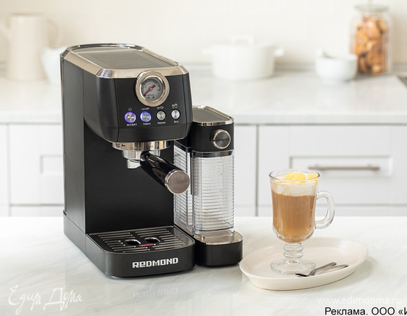 Украсьте напиток нарезанным ананасом и подавайте.