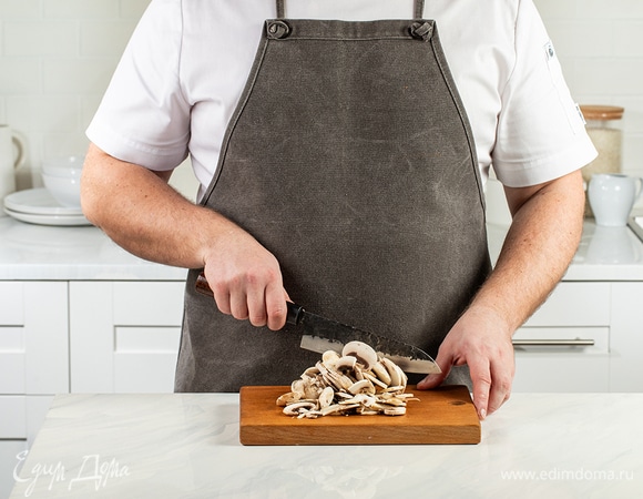 Шампиньоны нарежьте на слайсы.