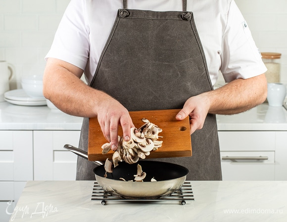 Разогрейте в сковороде 1 ст. л. рафинированного оливкового масла, добавьте нарезку, соль и молотый перец. Жарьте шампиньоны 5 минут. Готовые грибы переложите в миску.