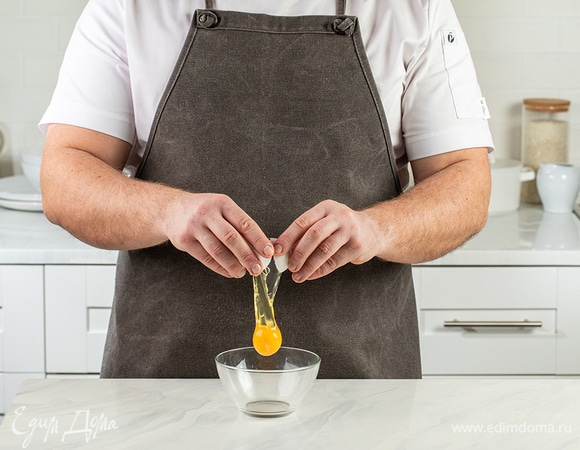 Яйца по очереди аккуратно разбейте в маленькую миску.