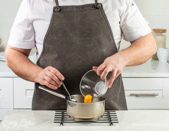 Вскипятите в сотейнике воду для яиц пашот, добавьте уксус и соль. Сделайте в жидкости воронку с помощью ложки и аккуратно введите в нее яйцо.