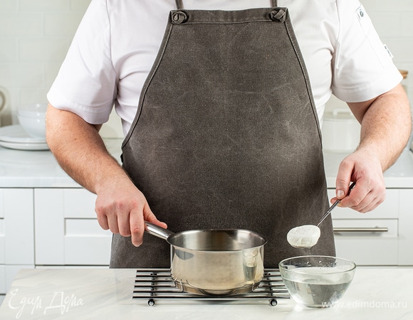 Варите яйцо пашот в течение 3 минут, затем достаньте с помощью шумовки и переложите в миску с питьевой водой, чтобы смыть уксус. Готовое яйцо аккуратно промокните бумажным полотенцем, чтобы удалить влагу. Повторите последние два шага с другим яйцом.