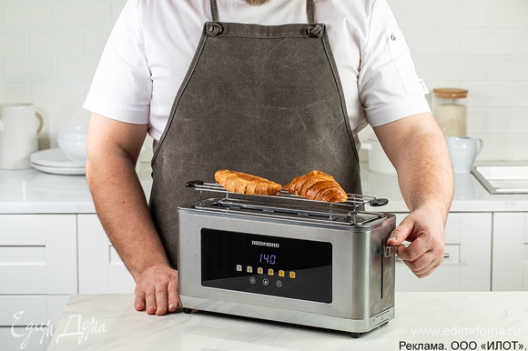 Круассаны разрежьте пополам и подогрейте каждую часть с помощью тостера REDMOND Т900.